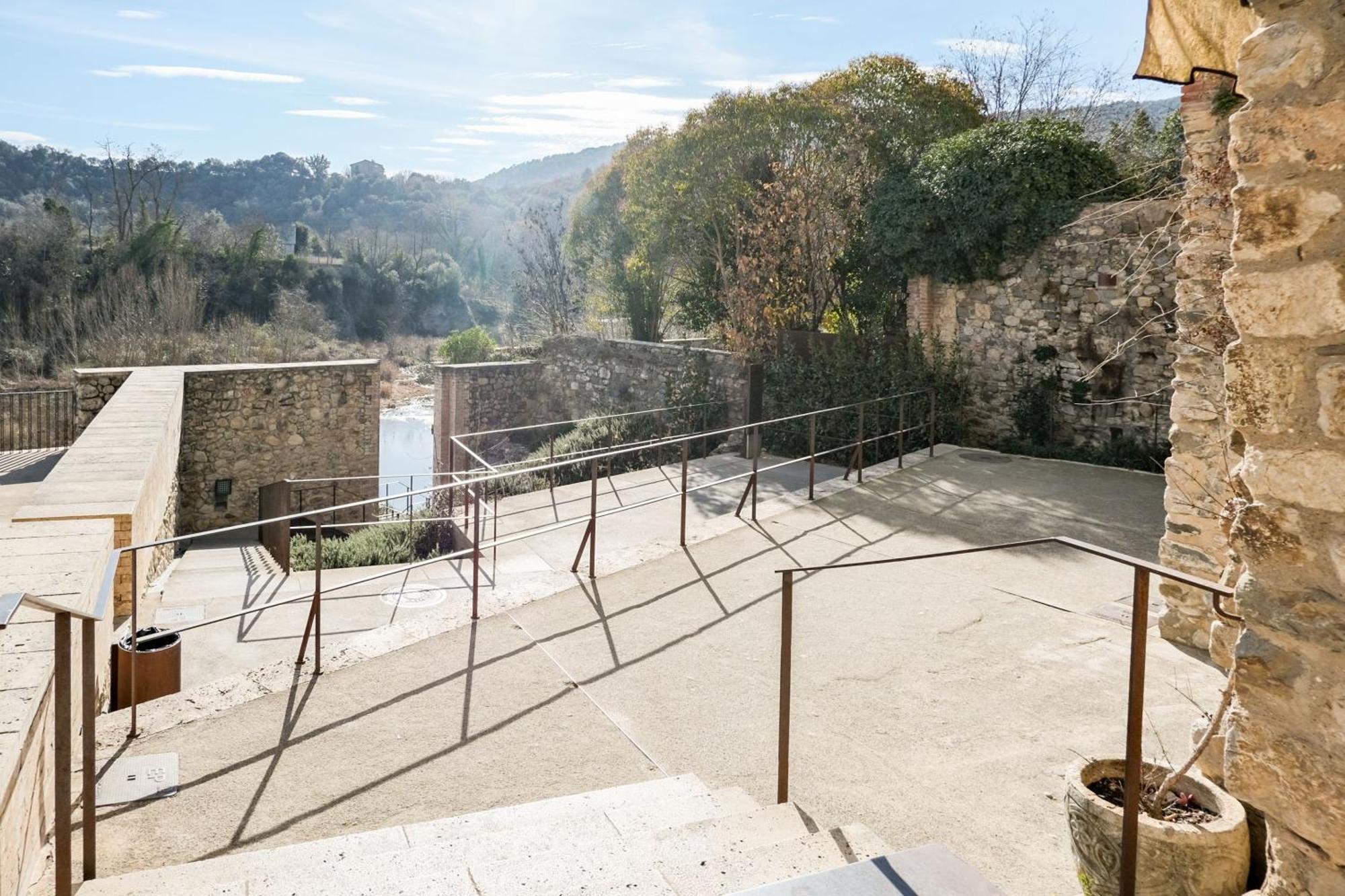 10 Del Pont Alojamiento Con Vistas Panoramicas Besalu Bagian luar foto